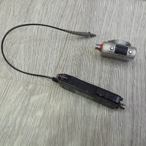 KEYENCE laserski senzor